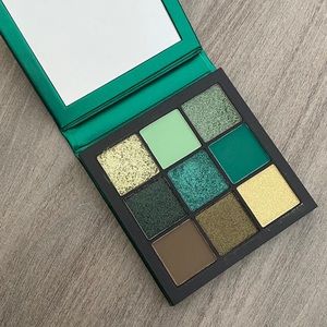 Huda beauty emerald obsessions eyeshadow palette